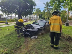 Dos jóvenes resultan lesionados tras chocar automóvil contra luminaria en Cerritos