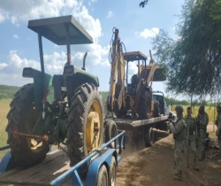 Asegura el Ejército Mexicano 8 vehículos y droga en el Carrizal en Culiacán