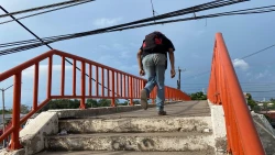 ¡Agachaditos tienen que pasar! Cables obstruyen puente peatonal en la colonia Urías de Mazatlán
