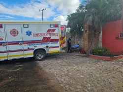 Hombre golpeado encontrado en camino de terracería es atendido por Bomberos Veteranos