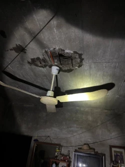 Dos personas lesionadas tras caer rayo en vivienda y provocar un orificio en el techo 