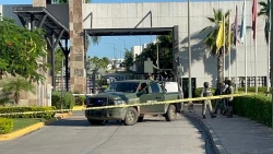 Aseguran vehículo presuntamente relacionado con las narcomantas en Culiacán