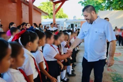 José Paz López entrega desayunos fríos en primaria de Badiraguato