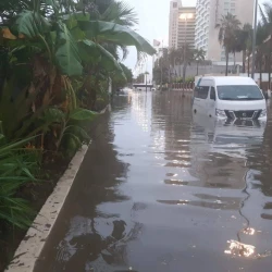 Vialidades inundadas deja lluvia matutina en Mazatlán