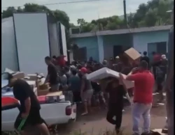 Habitantes de Palmillas rapiñan un tráiler cargado de papelería tras falla mecánica