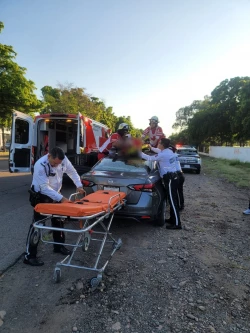 El verdadero valor de servir: policías de Tránsito auxilian a un lesionado en accidente vial