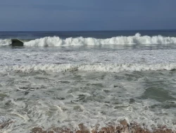 Cierran playas de Mazatlán ante fuerte oleaje por huracán “Priscila”
