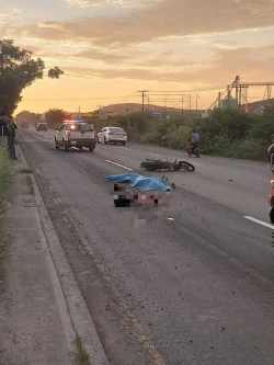 Pareja de motociclistas pierden la vida tras chocar contra tráiler