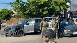 Robo de auto, persecución y choque deja un detenido en Culiacán