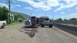 Se vuelca camión que transportaba grava al sur de Mazatlán