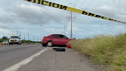 Muere mujer en choque entre automóvil y camión de pasajeros en Navolato