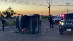 Padre e hijo resultan ilesos tras aparatosa volcadura al norte de Culiacán