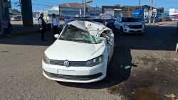Camión con refrigeración se vuelca y le cae encima a automóvil en Mazatlán