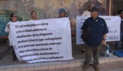 Manifestantes en contra de la reingeniería de la UAS