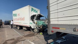 Dos lesionados, tras choque entre camión de paquetería y tráiler en la carretera Culiacán–Eldorado