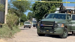Localizan a hombre asesinado con mensaje en un terreno baldío al sur de Culiacán