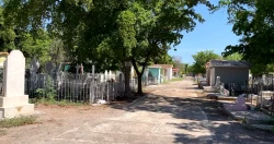 Continúan las labores de limpieza en panteones de Ahome tras el Día de Muertos