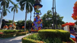 Grandes catrinas, calaveritas y cempasúchil adornan la Plazuela Machado de Mazatlán