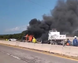 Se incendia tráiler tras choque contra dos patrullas de la Guardia Nacional
