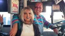 El Chuky y su novia Tiffany espantan  a usuarios de la ruta Hogar del Pescador de Mazatlán
