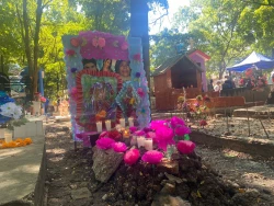 Familias acuden a los panteones adornar la tumbas y recordar a sus difuntos
