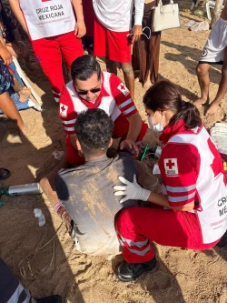 25 personas fueron rescatadas de morir ahogadas en el mar de Mazatlán