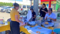 Gorditas dulces de maíz y atole de pinole, un antojo tradicional en puestos de la avenida Gutiérrez Nájera
