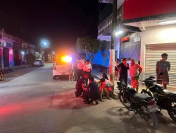 Dos jóvenes mujeres son trasladadas al hospital tras chocar en sus motocicletas en Villa Unión