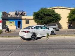 Vehículo termina sobre el camellón tras accidente en el Infonavit Macapule de Los Mochis