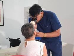 Atienden a más de 70 personas en jornada de salud ocular de Cáritas Mazatlán