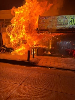 Explosión en local de tacos sobre la Avenida del Mar moviliza a autoridades en Mazatlán