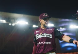 Joey Menese firma para Ligas Menores de los Atleticos