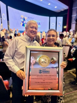 Elizabeth Araux recibe el premio nacional de educación en ciencias de la tierra