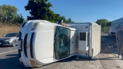 Empleado de cremería resulta gravemente herido al volcar camioneta refrigerada en La Costerita, en Culiacán