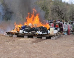 FGR incinera más de tonelada y media de narcóticos y destruye máquinas tragamonedas en Sinaloa