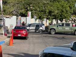 Balacera y persecución desatan caos en el sur de Culiacán; tres vehículos chocados y personas retenidas