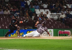 Gran labor de Manny Barreda y Tomateros gana el primero a Naranjeros 4-0
