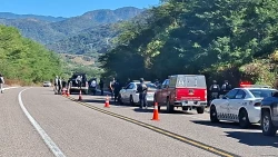 Localizan cinco cuerpos embolsados sobre la Mazatlán - Durango