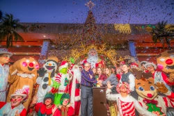 Gobernador Rocha Moya encabezó el encendido del monumental árbol de Navidad en Palacio de Gobierno