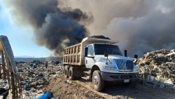 Incendio en el relleno sanitario es atendido y se trabaja hasta sofocarlo