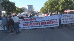 Se manifiesta jubilados de la UAS exigen pago de aguinaldo y auditoría forense