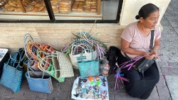 Artesana de Oaxaca llega a Mazatlán en busca de oportunidades para vender sus productos
