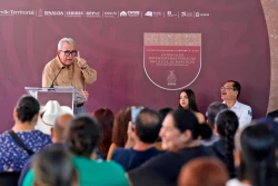 Rocha Moya entrega títulos de propiedad en Culiacán