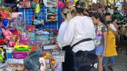 ¡Hasta el último! Mazatlecos realizan compras navideñas