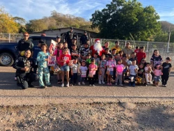 Policías, Protección Civil y Bomberos de Badiraguato llevan alegría a niñas y niños de comunidades