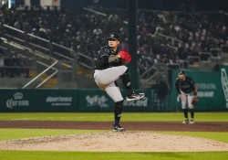 Tomateros rescata la victoria 10-8 sobre Jaguares
