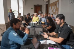 Adultos mayores madrugan para pagar el predial