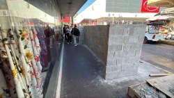 INAH fue quien autorizó que se construyera bardas en banquetas para la electrificación de mercado