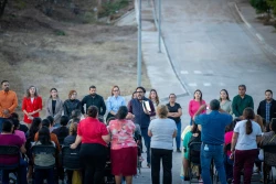 Juan de Dios Gámez entrega primeras calles pavimentadas en la colonia Francisco Alarcón