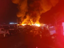 Más de 100 vehículos afectados y dos personas lesionadas deja incendio en Pensión Federal